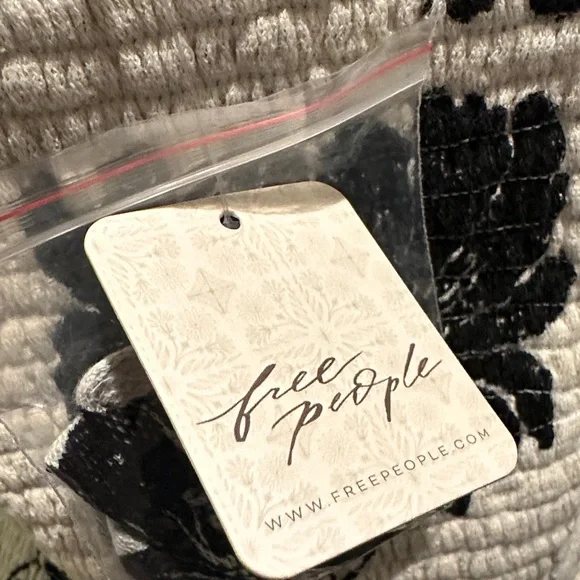 Free People White and Black Floral Crop Top NWT! - Picture 3 of 4